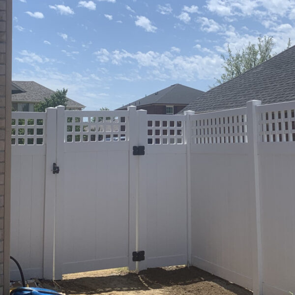 Briston white vinyl privacy fence corner gate