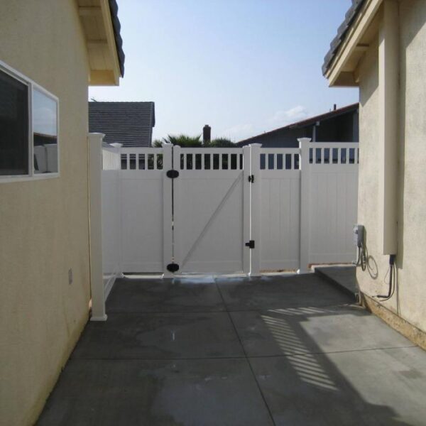 Portsmouth white vinyl privacy fence gate in side alley