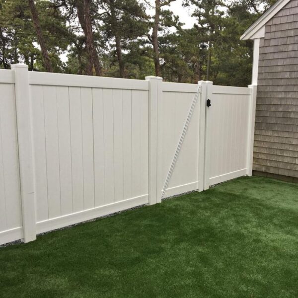 Wendell white vinyl privacy fence turf gate