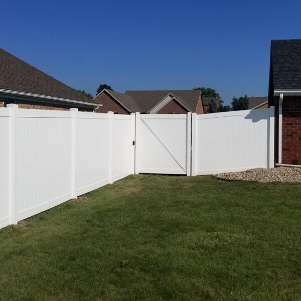 Ashforth white vinyl privacy fence corner gate